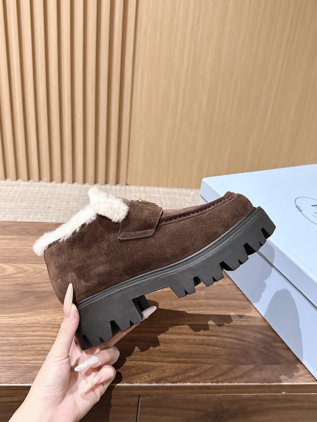 PRADA 普拉达新款厚底羊毛乐福鞋单鞋 复古时髦前卫的轮齿厚底鞋底搭配牛皮鞋面让整双鞋轻便舒适 鲜艳色彩 满足不同风格