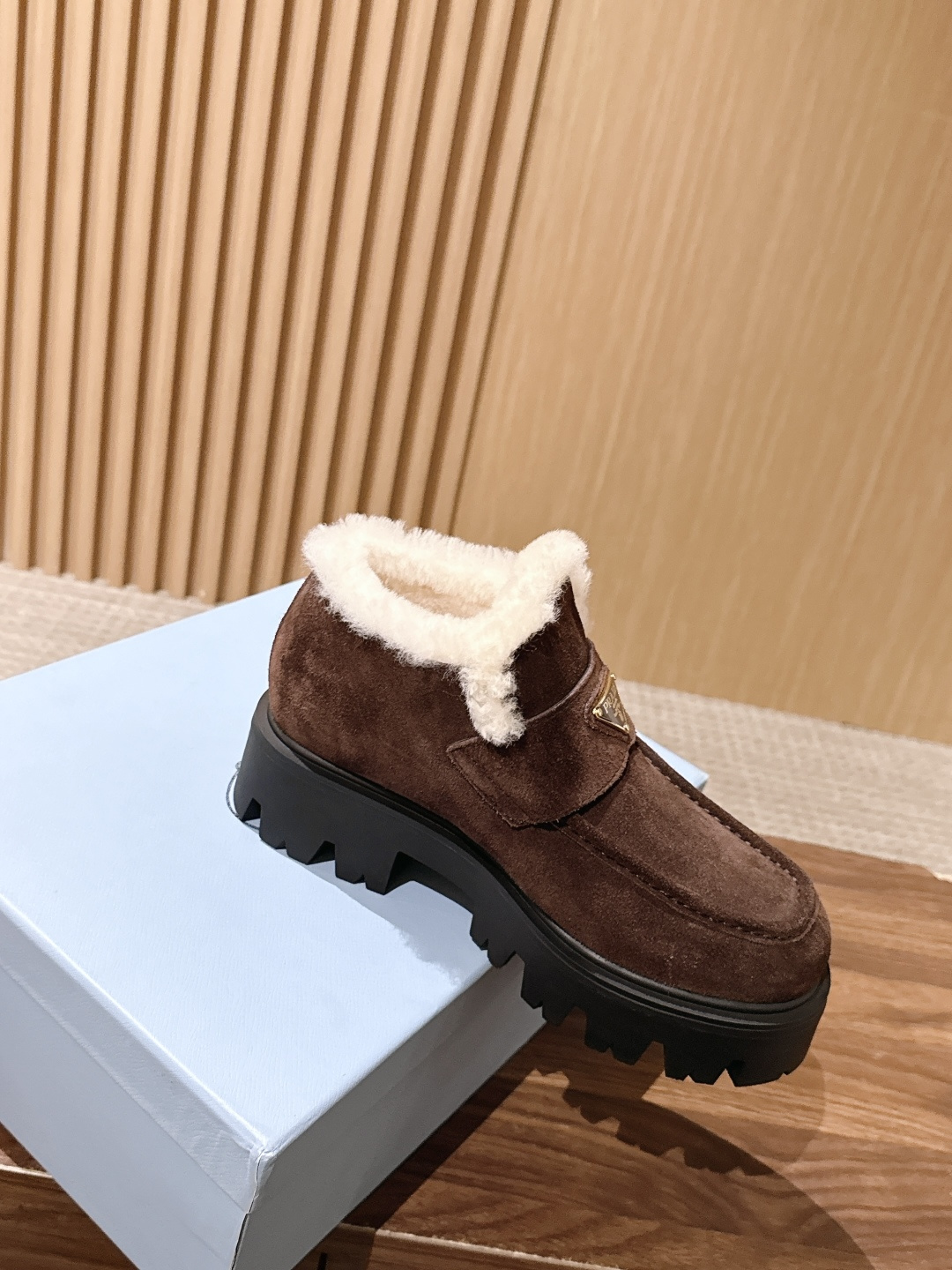 PRADA 普拉达新款厚底羊毛乐福鞋单鞋 复古时髦前卫的轮齿厚底鞋底搭配牛皮鞋面让整双鞋轻便舒适 鲜艳色彩 满足不同风格