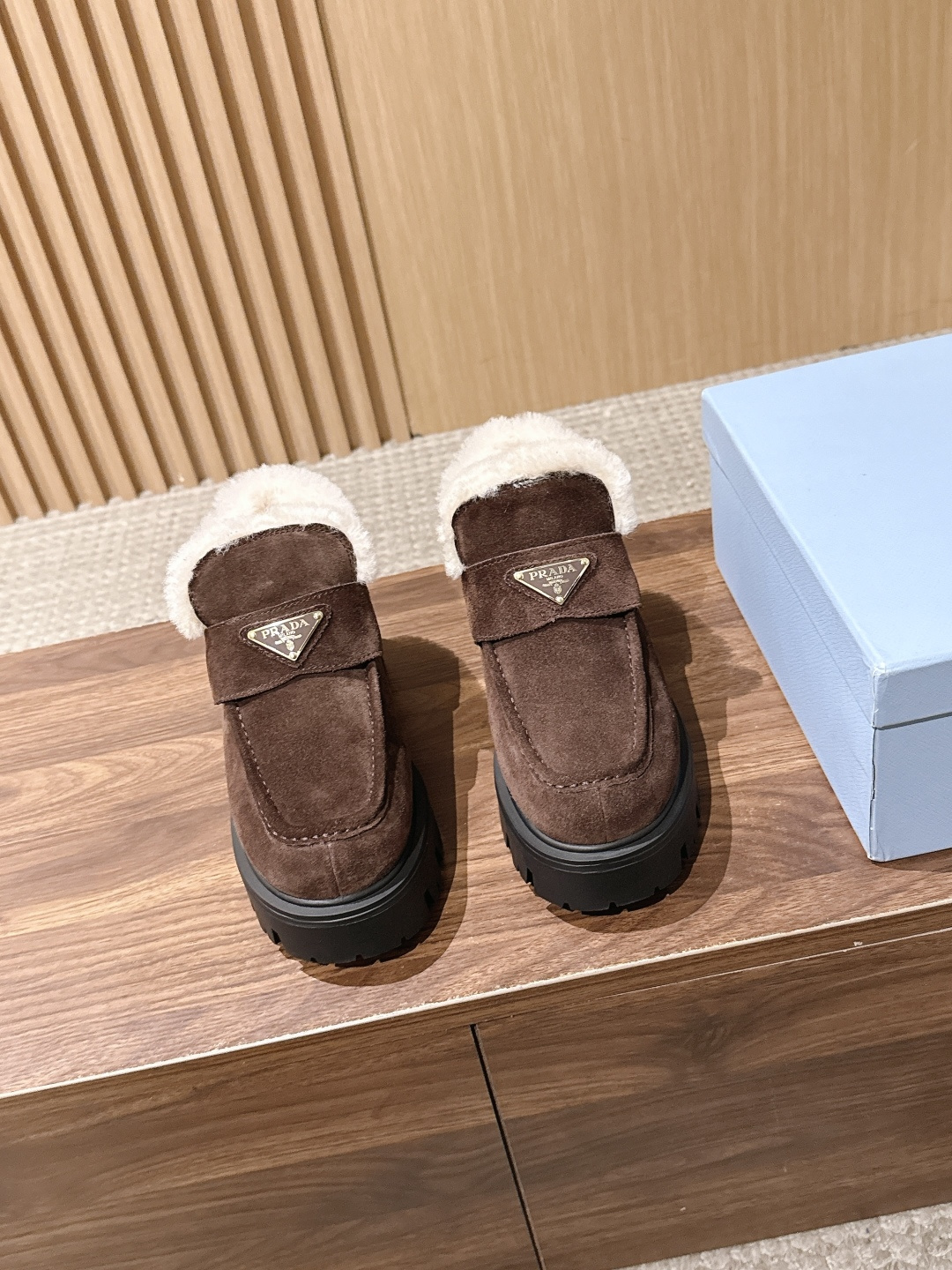 PRADA 普拉达新款厚底羊毛乐福鞋单鞋 复古时髦前卫的轮齿厚底鞋底搭配牛皮鞋面让整双鞋轻便舒适 鲜艳色彩 满足不同风格