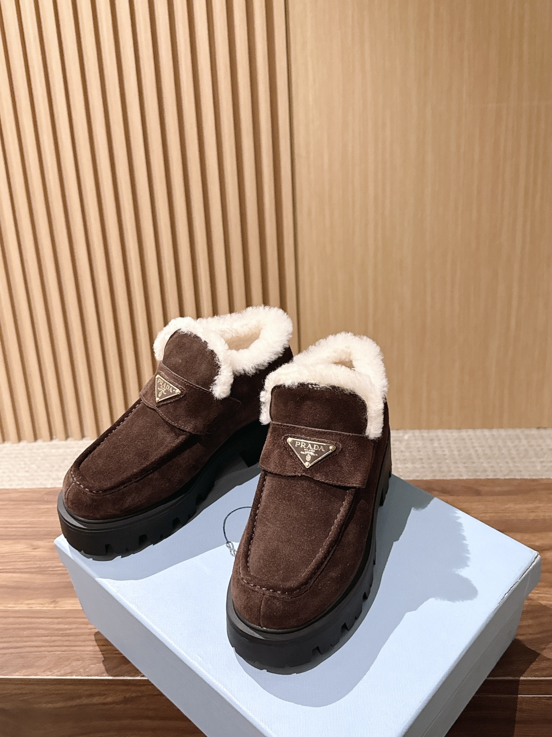 PRADA 普拉达新款厚底羊毛乐福鞋单鞋 复古时髦前卫的轮齿厚底鞋底搭配牛皮鞋面让整双鞋轻便舒适 鲜艳色彩 满足不同风格