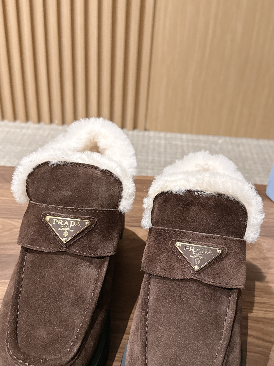 PRADA 普拉达新款厚底羊毛乐福鞋单鞋 复古时髦前卫的轮齿厚底鞋底搭配牛皮鞋面让整双鞋轻便舒适 鲜艳色彩 满足不同风格