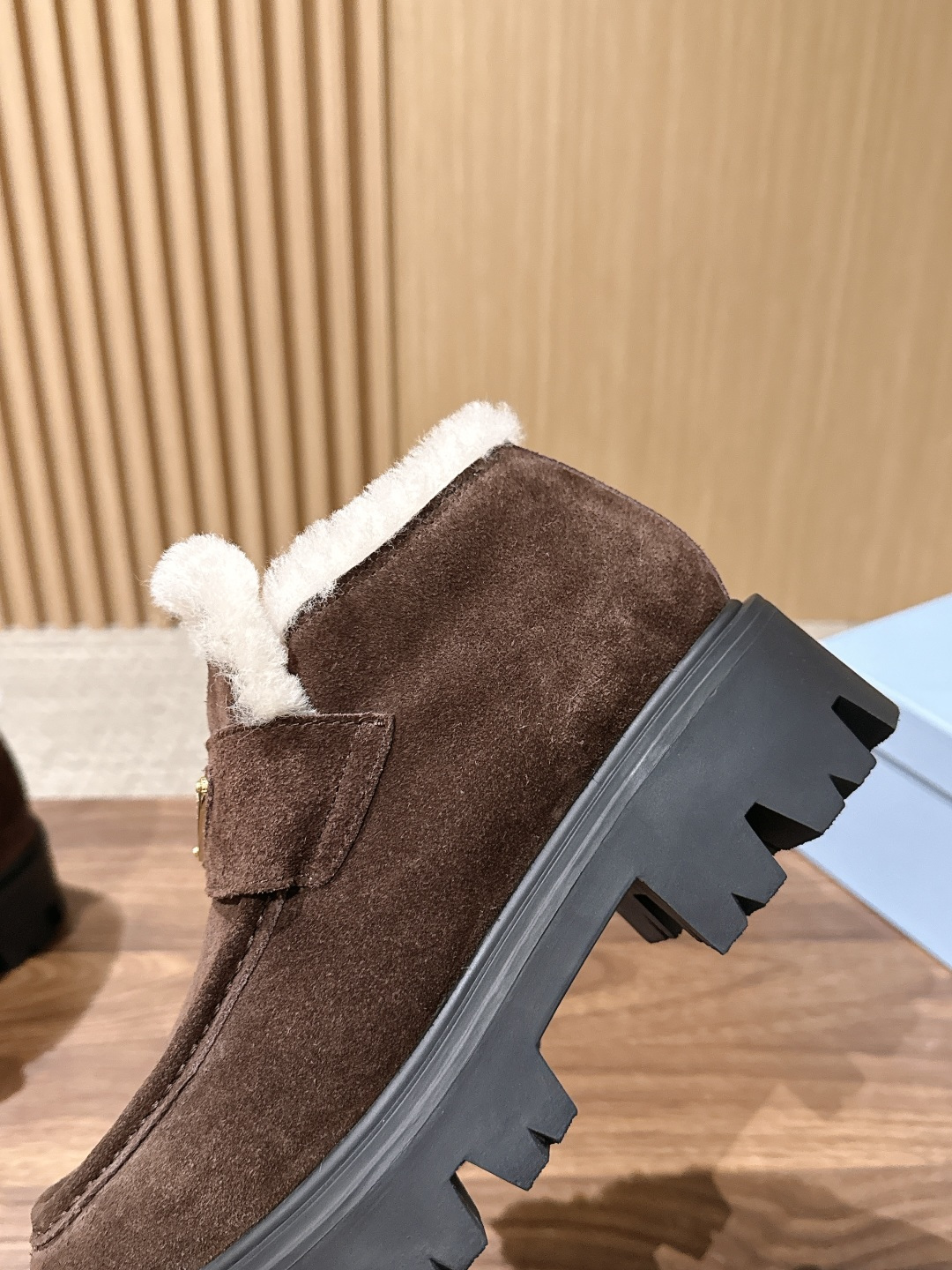 PRADA 普拉达新款厚底羊毛乐福鞋单鞋 复古时髦前卫的轮齿厚底鞋底搭配牛皮鞋面让整双鞋轻便舒适 鲜艳色彩 满足不同风格
