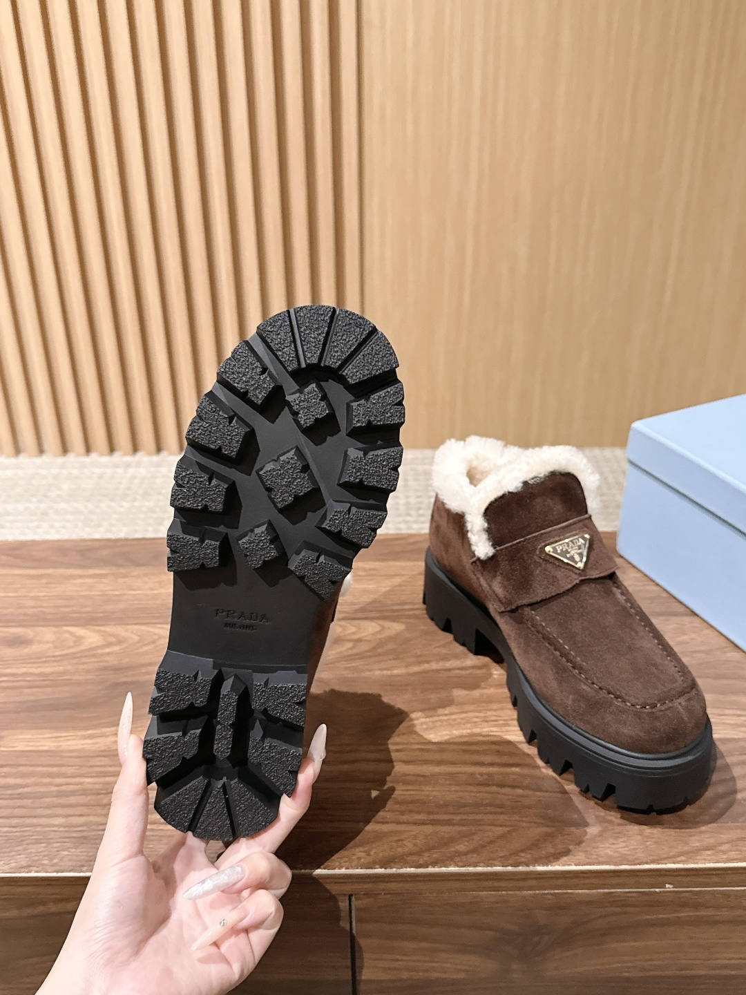 PRADA 普拉达新款厚底羊毛乐福鞋单鞋 复古时髦前卫的轮齿厚底鞋底搭配牛皮鞋面让整双鞋轻便舒适 鲜艳色彩 满足不同风格