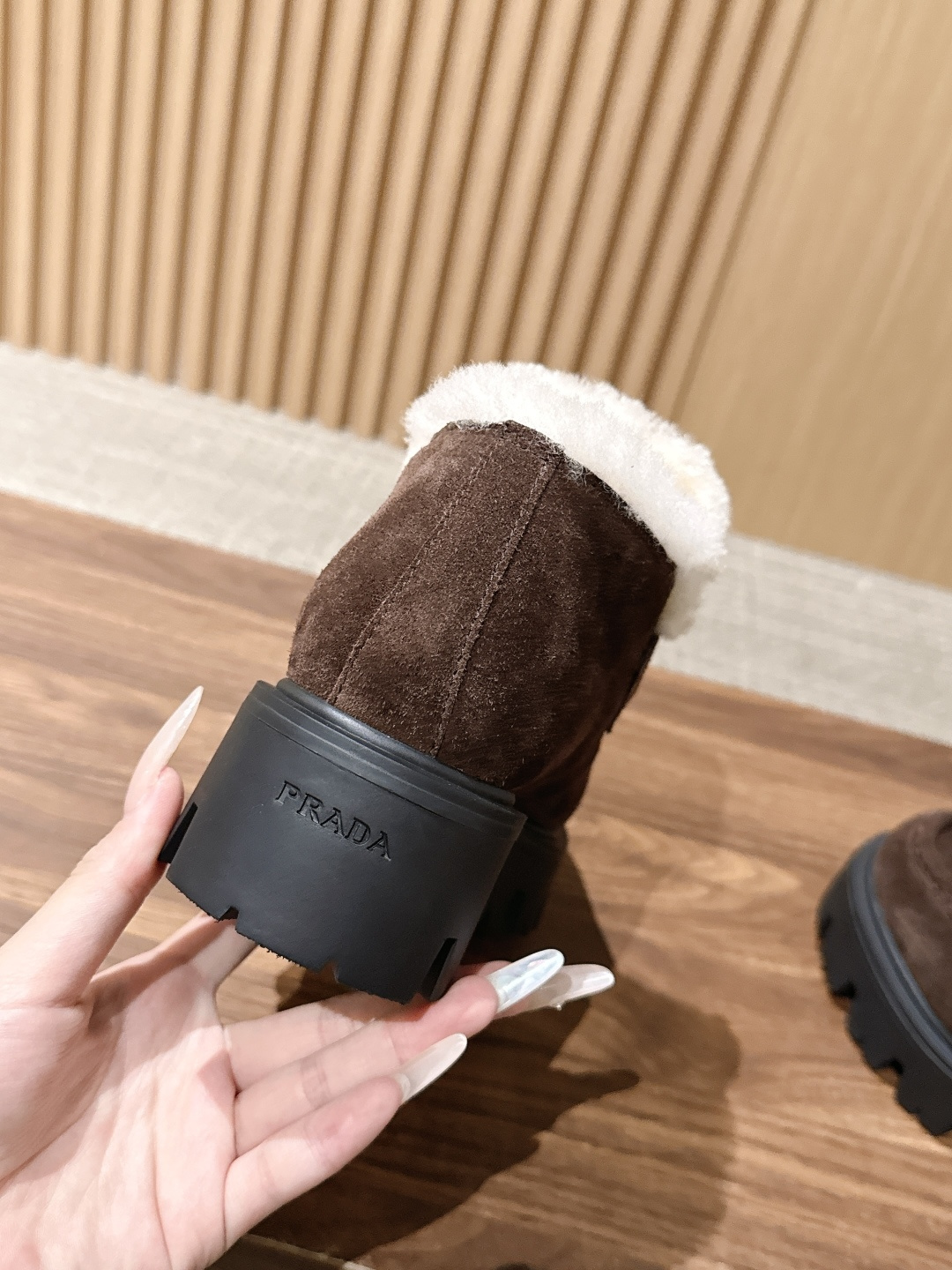 PRADA 普拉达新款厚底羊毛乐福鞋单鞋 复古时髦前卫的轮齿厚底鞋底搭配牛皮鞋面让整双鞋轻便舒适 鲜艳色彩 满足不同风格