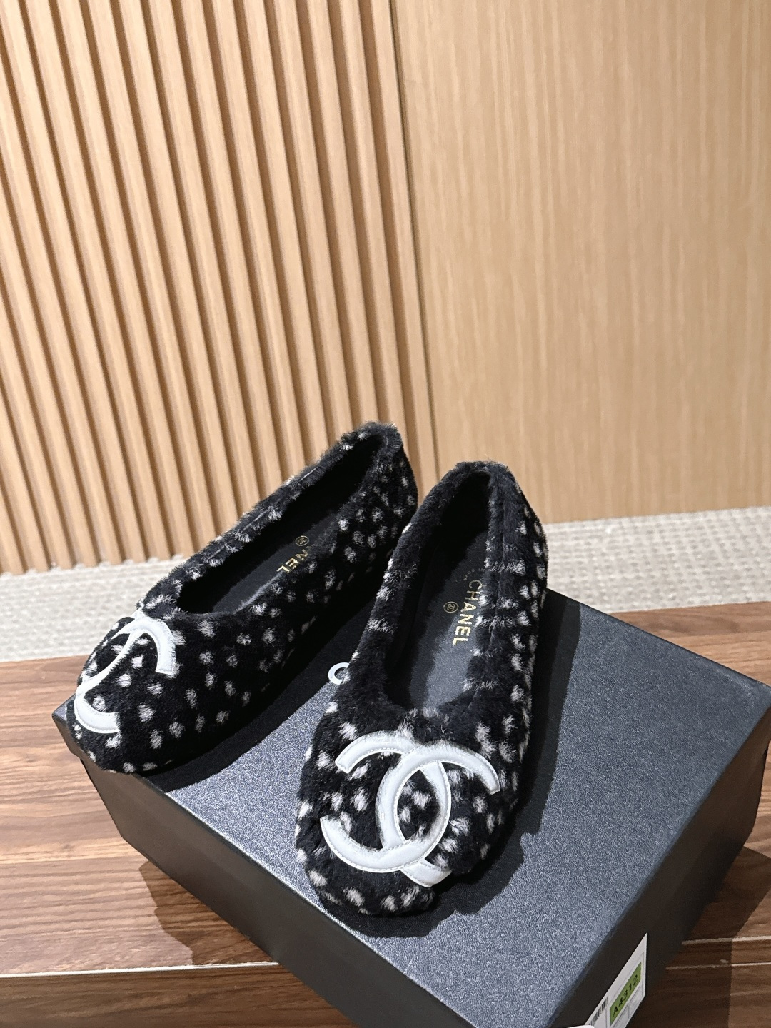 CHANEL 香奈儿爆品蝴妥妥的自留款！！比经典款Slingback舒服太多啦！每个颜色上脚都很显白 首选金粉 粉嫩粉嫩