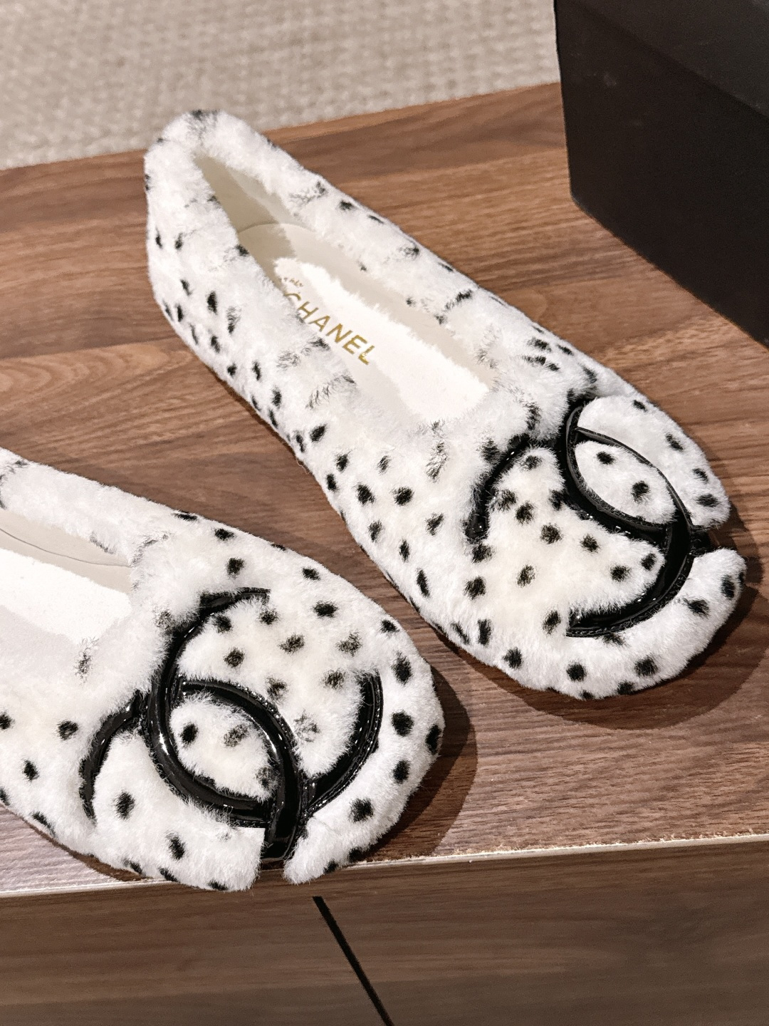 CHANEL 香奈儿爆品蝴妥妥的自留款！！比经典款Slingback舒服太多啦！每个颜色上脚都很显白 首选金粉 粉嫩粉嫩