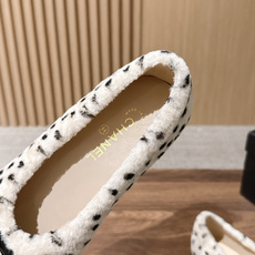 CHANEL 香奈儿爆品蝴妥妥的自留款!!比经典款Slingback舒服太多啦!每个颜色上脚都很显白 首选金粉 粉嫩粉嫩 CHANEL 香奈儿爆品蝴妥妥的自留款!!比经典款Slingback舒服太多啦!每个颜色上脚都很显白 首选金粉 粉嫩粉嫩