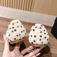 CHANEL 香奈儿爆品蝴妥妥的自留款!!比经典款Slingback舒服太多啦!每个颜色上脚都很显白 首选金粉 粉嫩粉嫩 CHANEL 香奈儿爆品蝴妥妥的自留款!!比经典款Slingback舒服太多啦!每个颜色上脚都很显白 首选金粉 粉嫩粉嫩