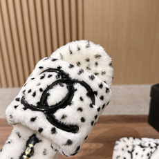CHANEL 香奈儿爆品蝴妥妥的自留款!!比经典款Slingback舒服太多啦!每个颜色上脚都很显白 首选金粉 粉嫩粉嫩 CHANEL 香奈儿爆品蝴妥妥的自留款!!比经典款Slingback舒服太多啦!每个颜色上脚都很显白 首选金粉 粉嫩粉嫩