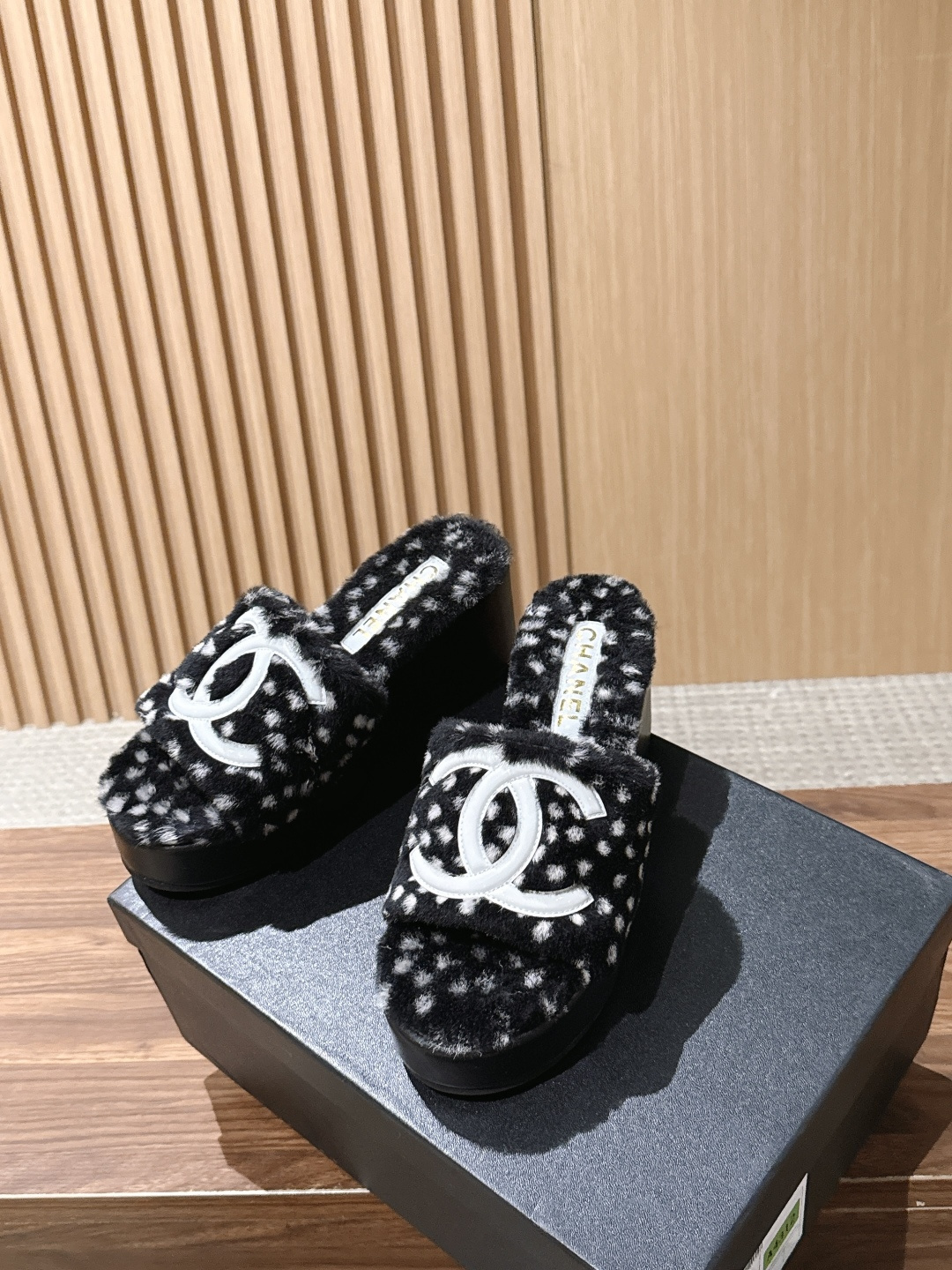CHANEL 香奈儿爆品蝴妥妥的自留款！！比经典款Slingback舒服太多啦！每个颜色上脚都很显白 首选金粉 粉嫩粉嫩