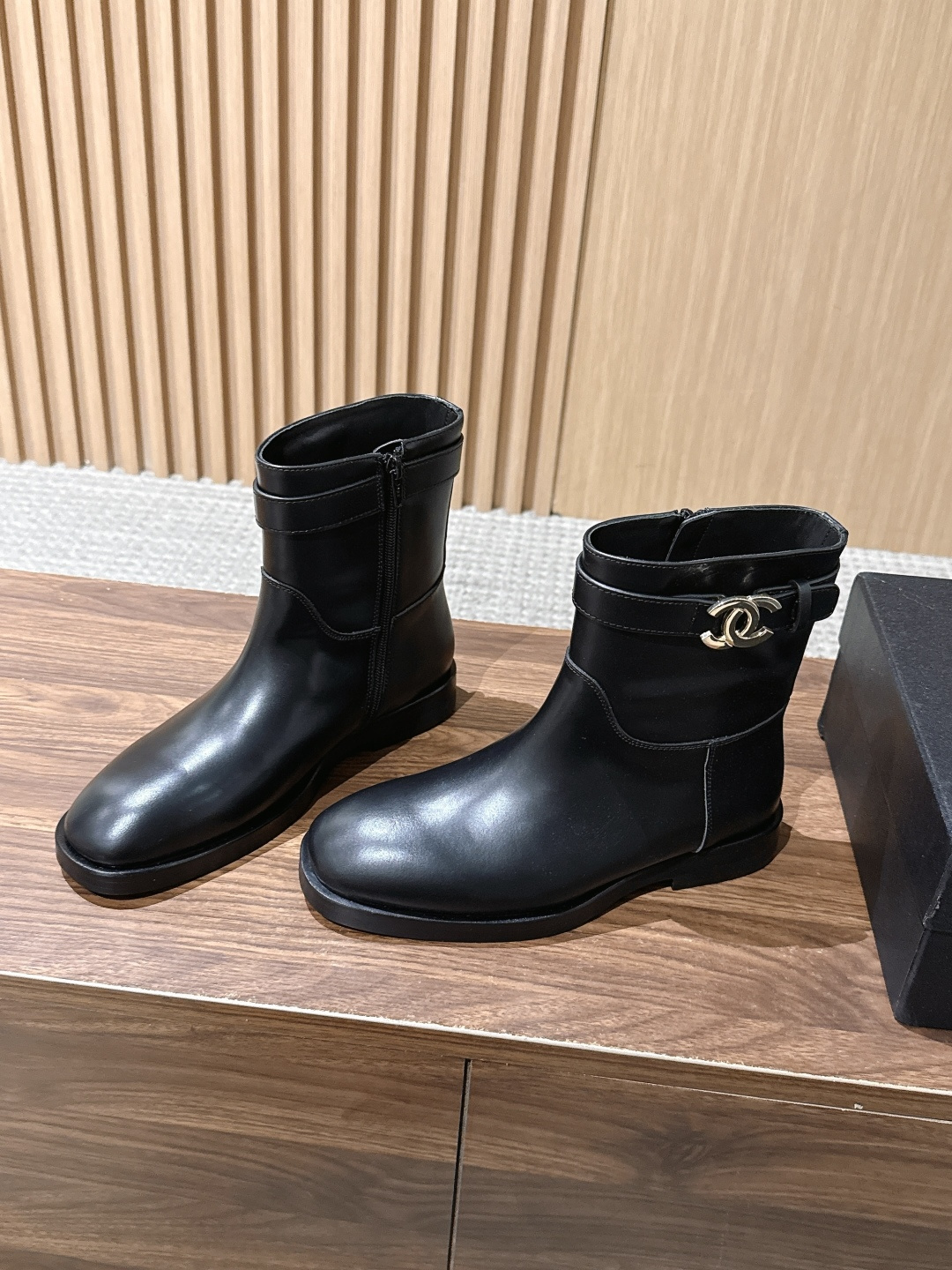 【升级版】 CHANEL 香奈儿秋冬新款金属扣皮带短靴 自带复古贵气氛围感的经典短靴,柔和圆弧鞋头搭配利落直筒靴型,靴身 【升级版】 CHANEL 香奈儿秋冬新款金属扣皮带短靴 自带复古贵气氛围感的经典短靴,柔和圆弧鞋头搭配利落直筒靴型,靴身