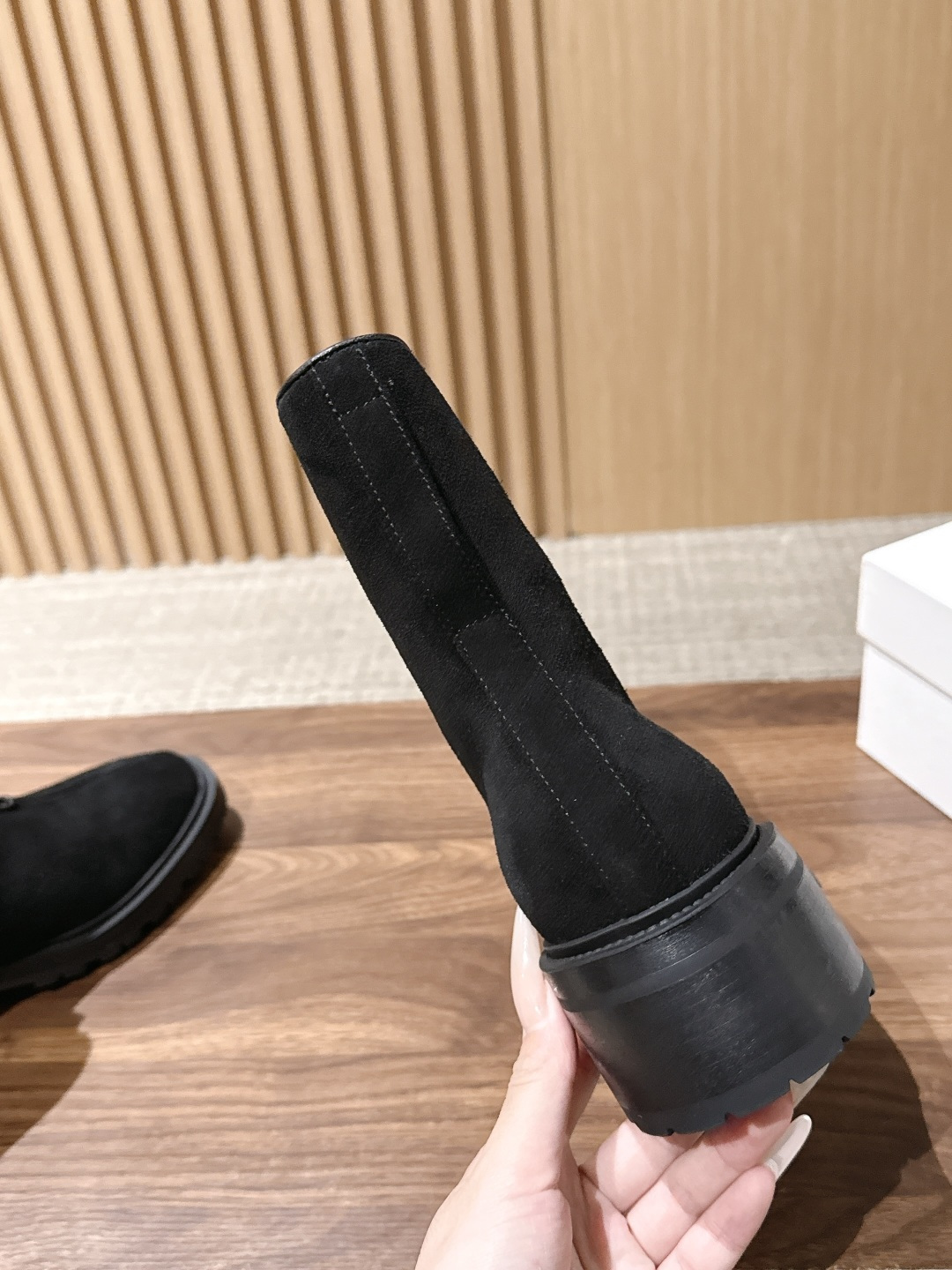 【莞产】The Row 反绒前拉链粗跟短靴 the品牌一贯的极简克制美学,将经典短靴版型以更利落的方式重新诠释。圆润鞋头 【莞产】The Row 反绒前拉链粗跟短靴 the品牌一贯的极简克制美学,将经典短靴版型以更利落的方式重新诠释。圆润鞋头