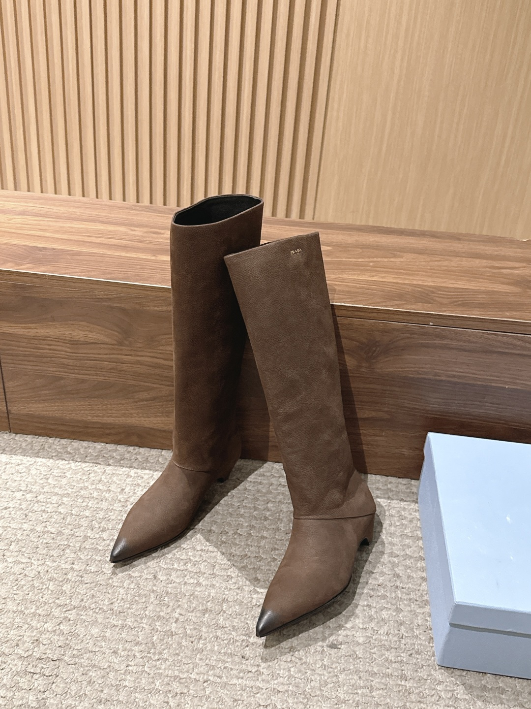 PRADA 普拉达秋冬新款小猫跟尖头法式长靴 简约时尚百搭 特定牛皮材质 羊皮里 真皮大底 Size：35-39（40/