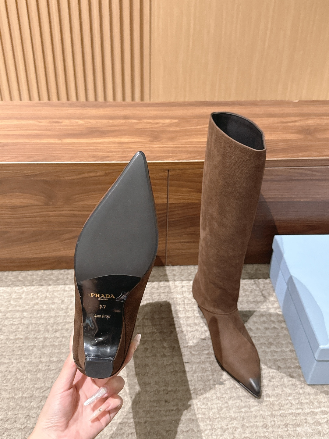 PRADA 普拉达秋冬新款小猫跟尖头法式长靴 简约时尚百搭 特定牛皮材质 羊皮里 真皮大底 Size：35-39（40/