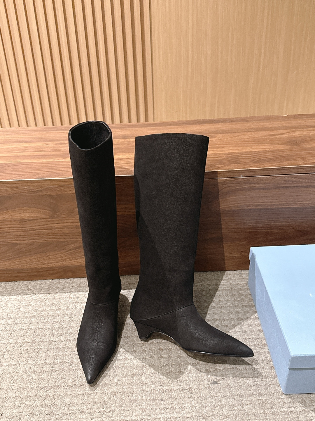 PRADA 普拉达秋冬新款小猫跟尖头法式长靴 简约时尚百搭 特定牛皮材质 羊皮里 真皮大底 Size：35-39（40/