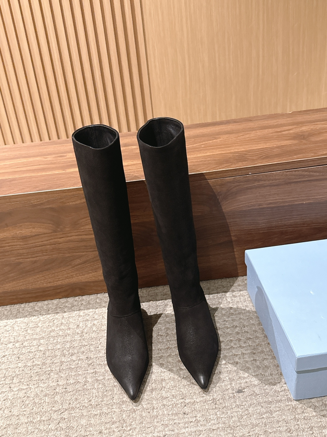 PRADA 普拉达秋冬新款小猫跟尖头法式长靴 简约时尚百搭 特定牛皮材质 羊皮里 真皮大底 Size：35-39（40/