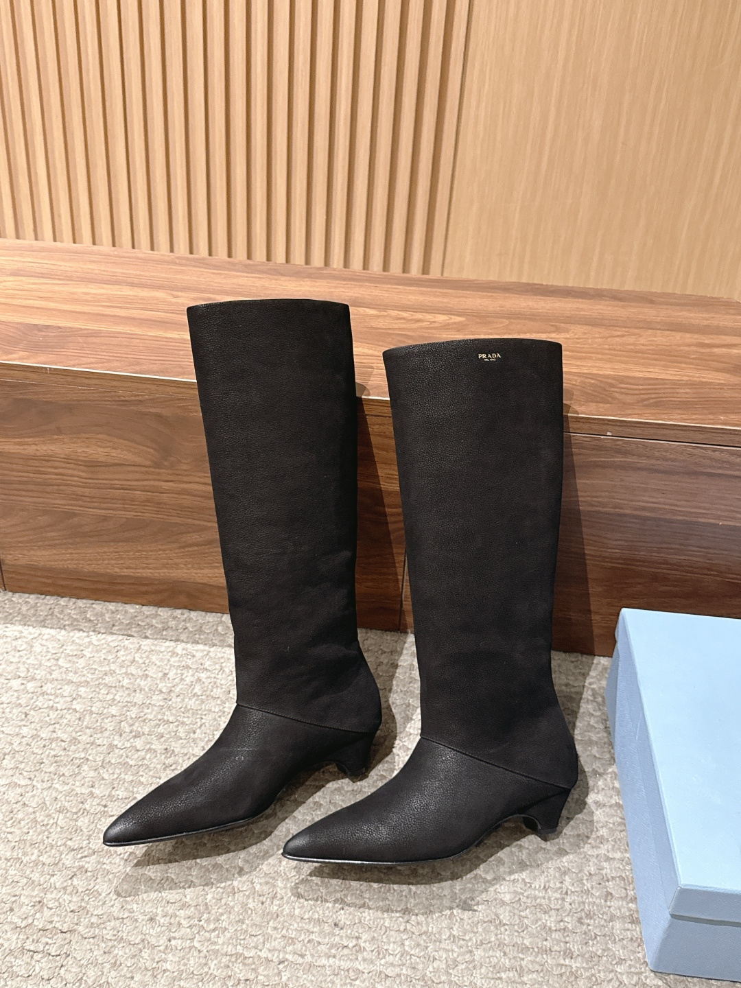 PRADA 普拉达秋冬新款小猫跟尖头法式长靴 简约时尚百搭 特定牛皮材质 羊皮里 真皮大底 Size：35-39（40/
