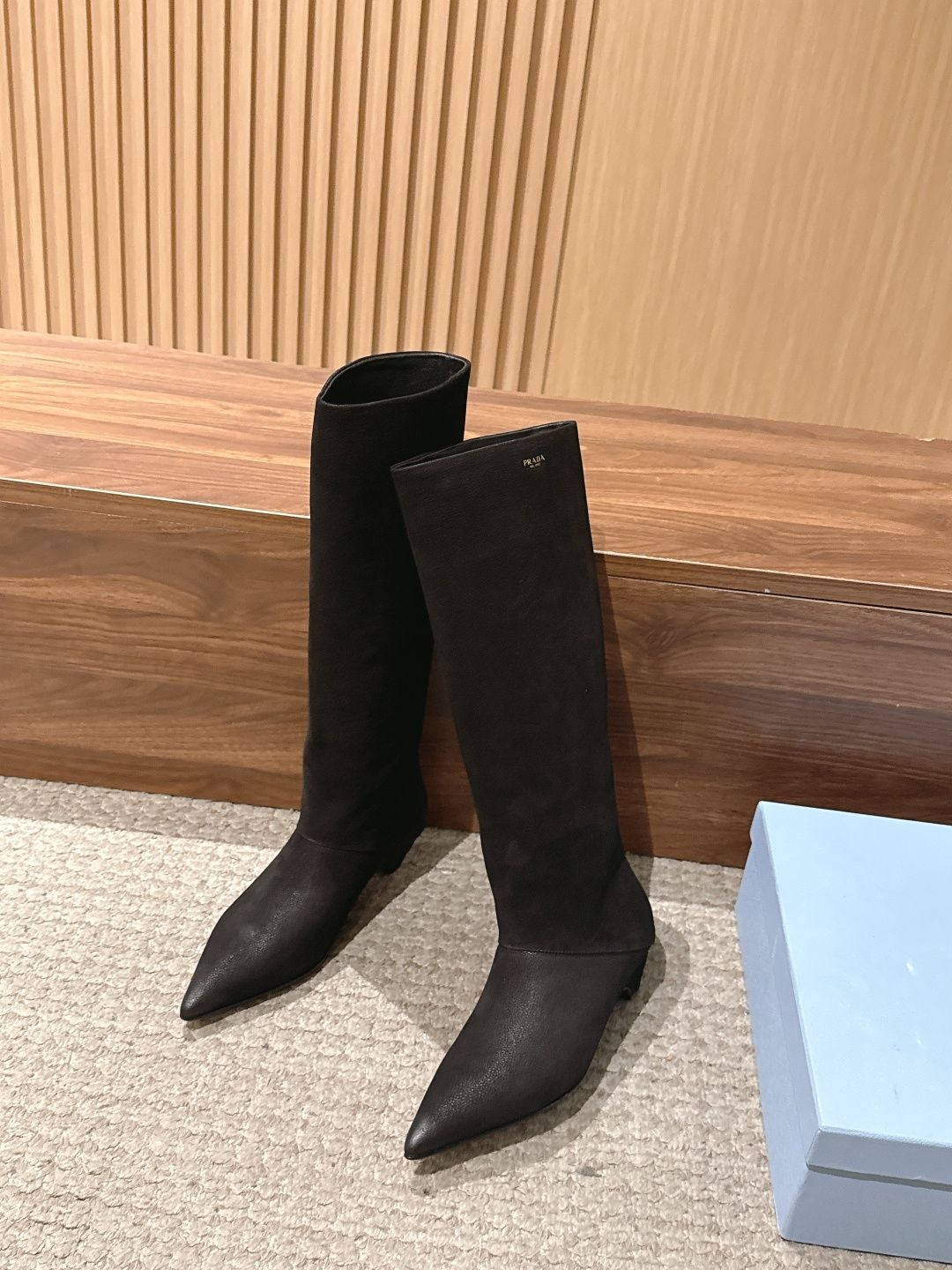 PRADA 普拉达秋冬新款小猫跟尖头法式长靴 简约时尚百搭 特定牛皮材质 羊皮里 真皮大底 Size：35-39（40/