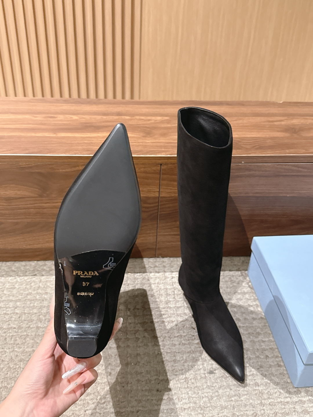 PRADA 普拉达秋冬新款小猫跟尖头法式长靴 简约时尚百搭 特定牛皮材质 羊皮里 真皮大底 Size：35-39（40/