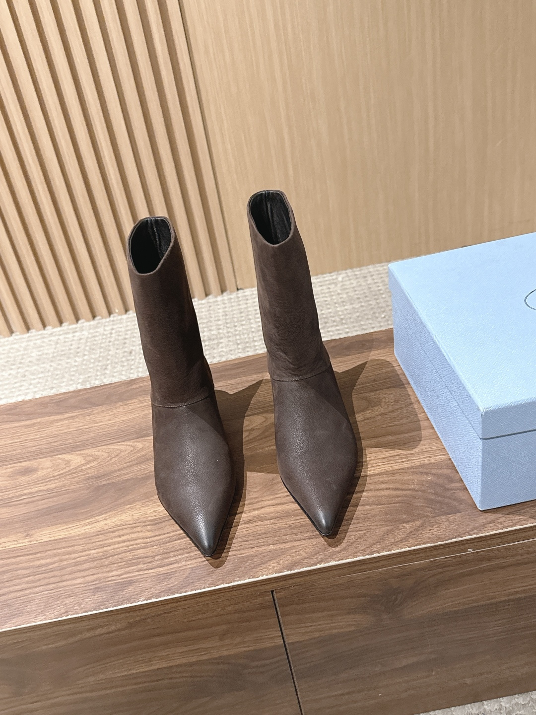 PRADA 普拉达秋冬新款小猫跟尖头法式短靴 简约时尚百搭 特定牛皮材质 羊皮里 真皮大底 Size：35-39（40/