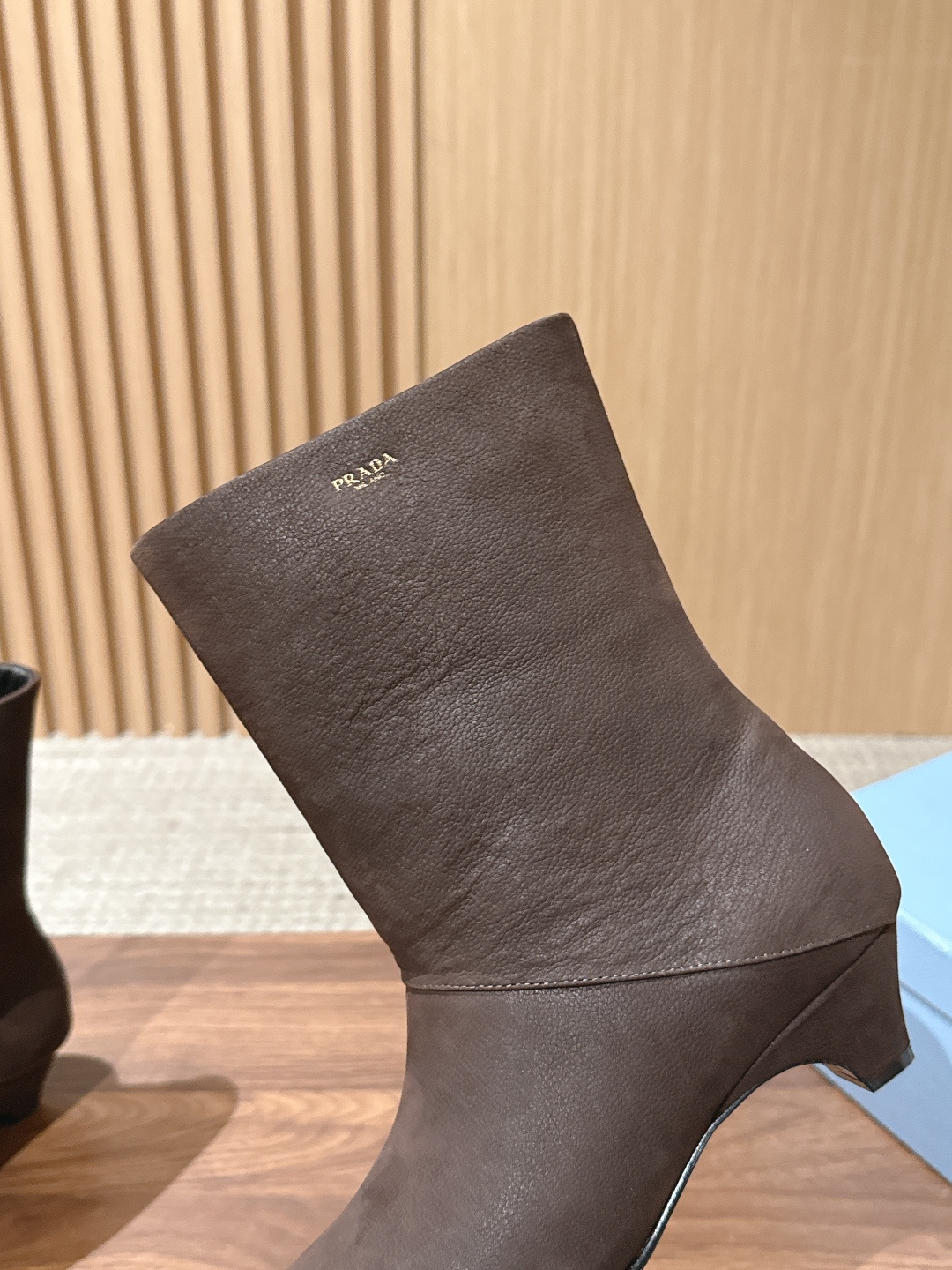 PRADA 普拉达秋冬新款小猫跟尖头法式短靴 简约时尚百搭 特定牛皮材质 羊皮里 真皮大底 Size：35-39（40/