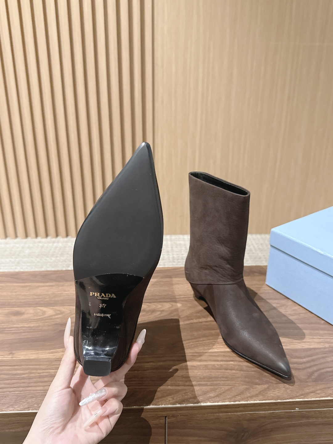 PRADA 普拉达秋冬新款小猫跟尖头法式短靴 简约时尚百搭 特定牛皮材质 羊皮里 真皮大底 Size：35-39（40/