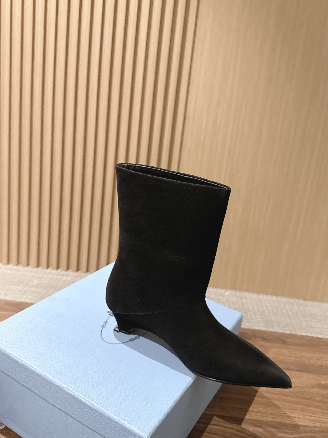 PRADA 普拉达秋冬新款小猫跟尖头法式短靴 简约时尚百搭 特定牛皮材质 羊皮里 真皮大底 Size：35-39（40/