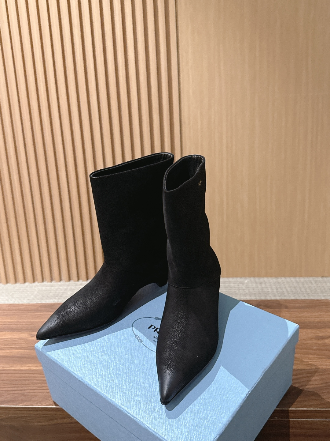 PRADA 普拉达秋冬新款小猫跟尖头法式短靴 简约时尚百搭 特定牛皮材质 羊皮里 真皮大底 Size：35-39（40/