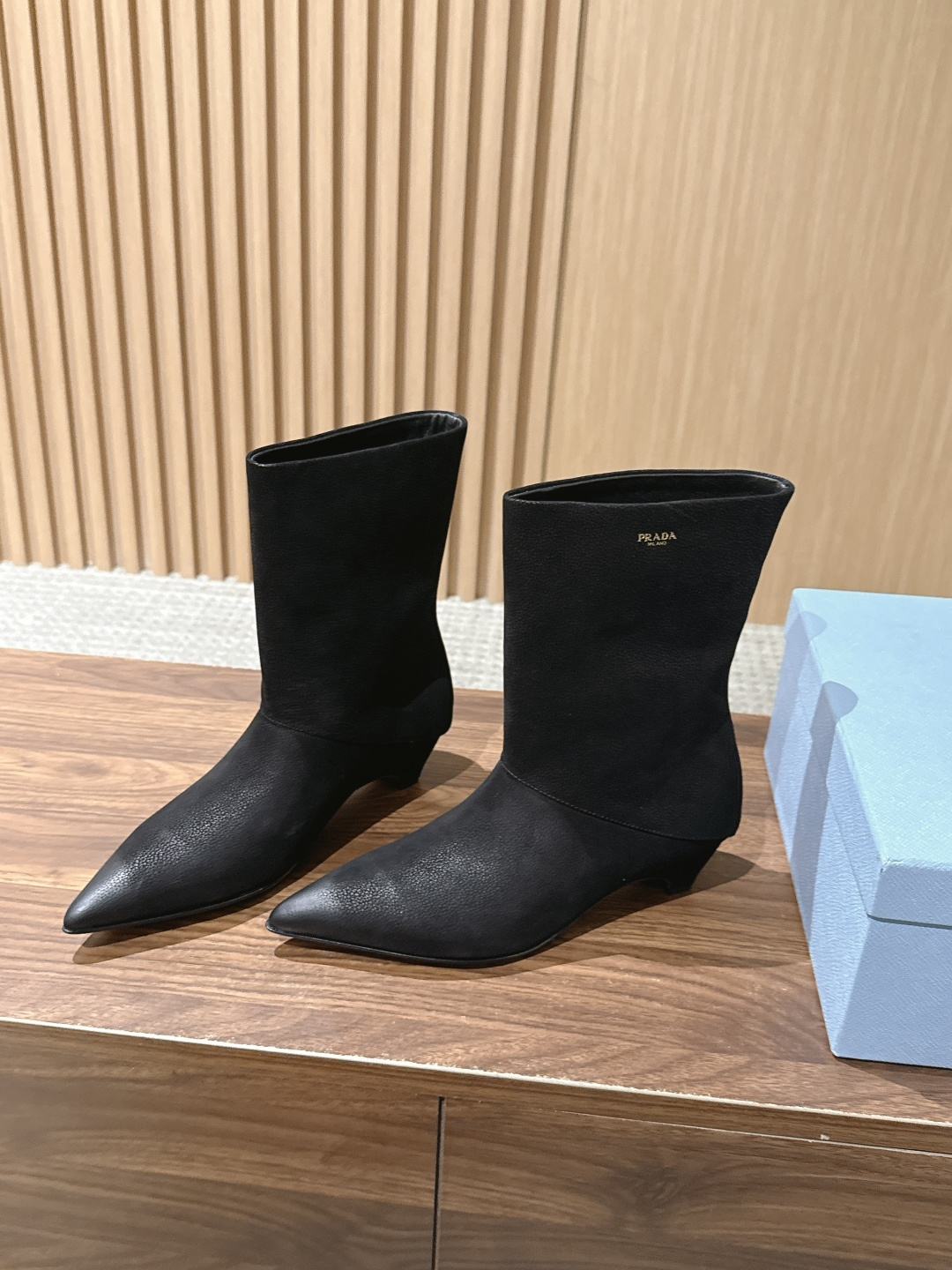 PRADA 普拉达秋冬新款小猫跟尖头法式短靴 简约时尚百搭 特定牛皮材质 羊皮里 真皮大底 Size：35-39（40/