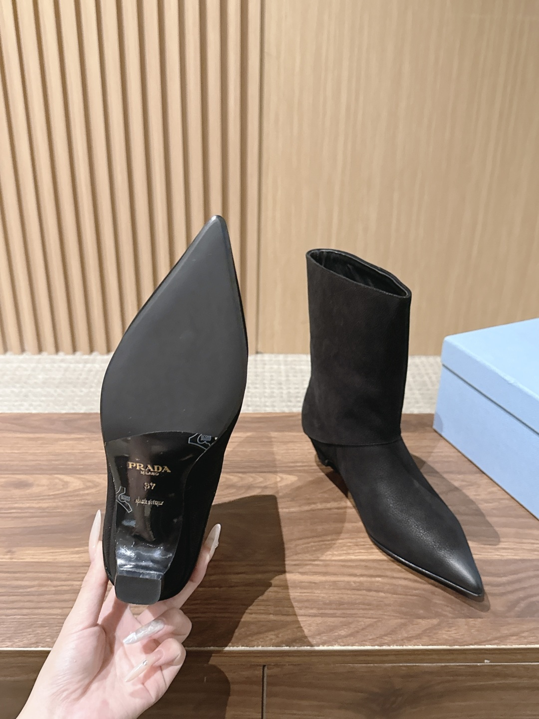 PRADA 普拉达秋冬新款小猫跟尖头法式短靴 简约时尚百搭 特定牛皮材质 羊皮里 真皮大底 Size：35-39（40/