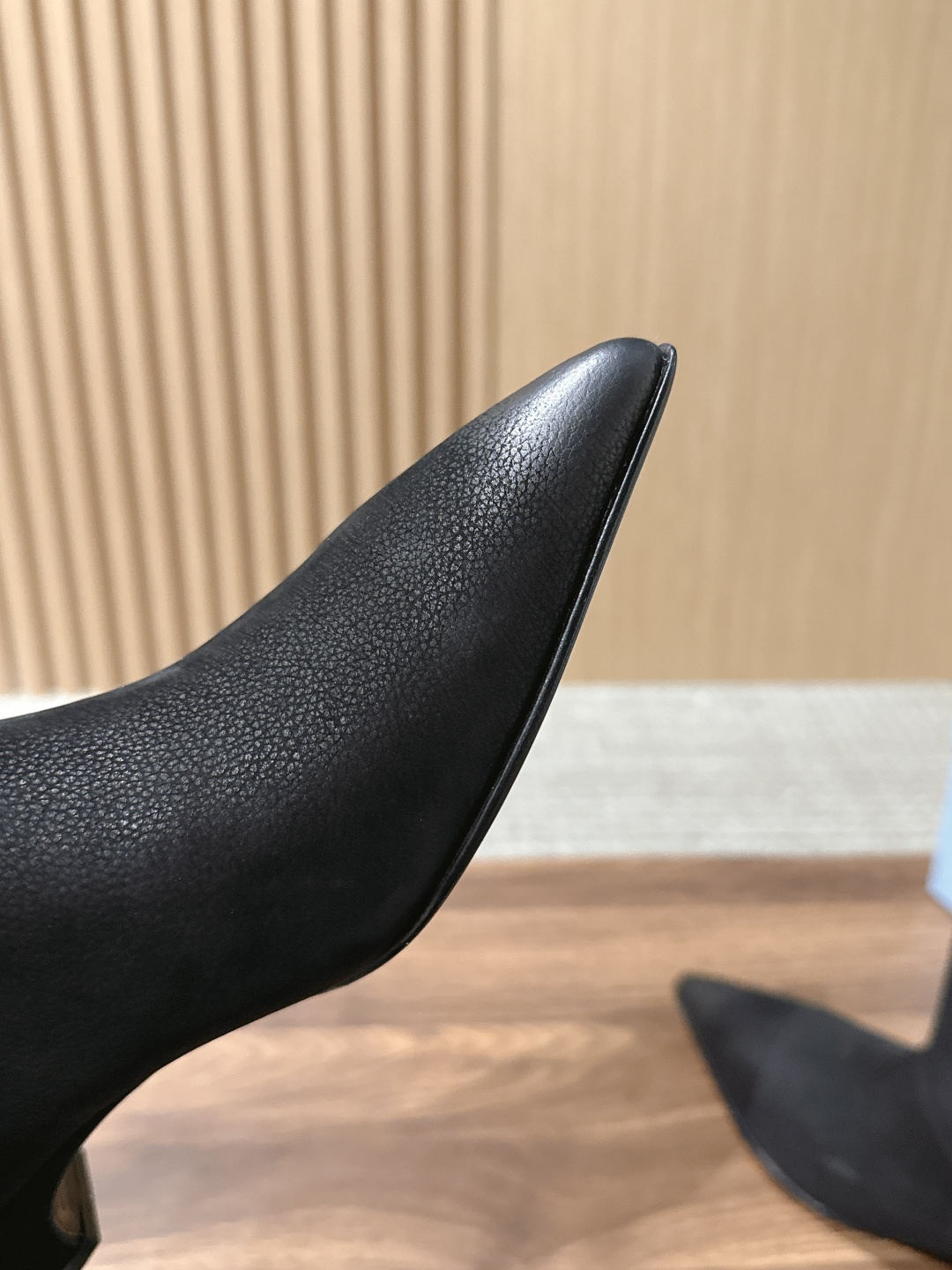 PRADA 普拉达秋冬新款小猫跟尖头法式短靴 简约时尚百搭 特定牛皮材质 羊皮里 真皮大底 Size：35-39（40/