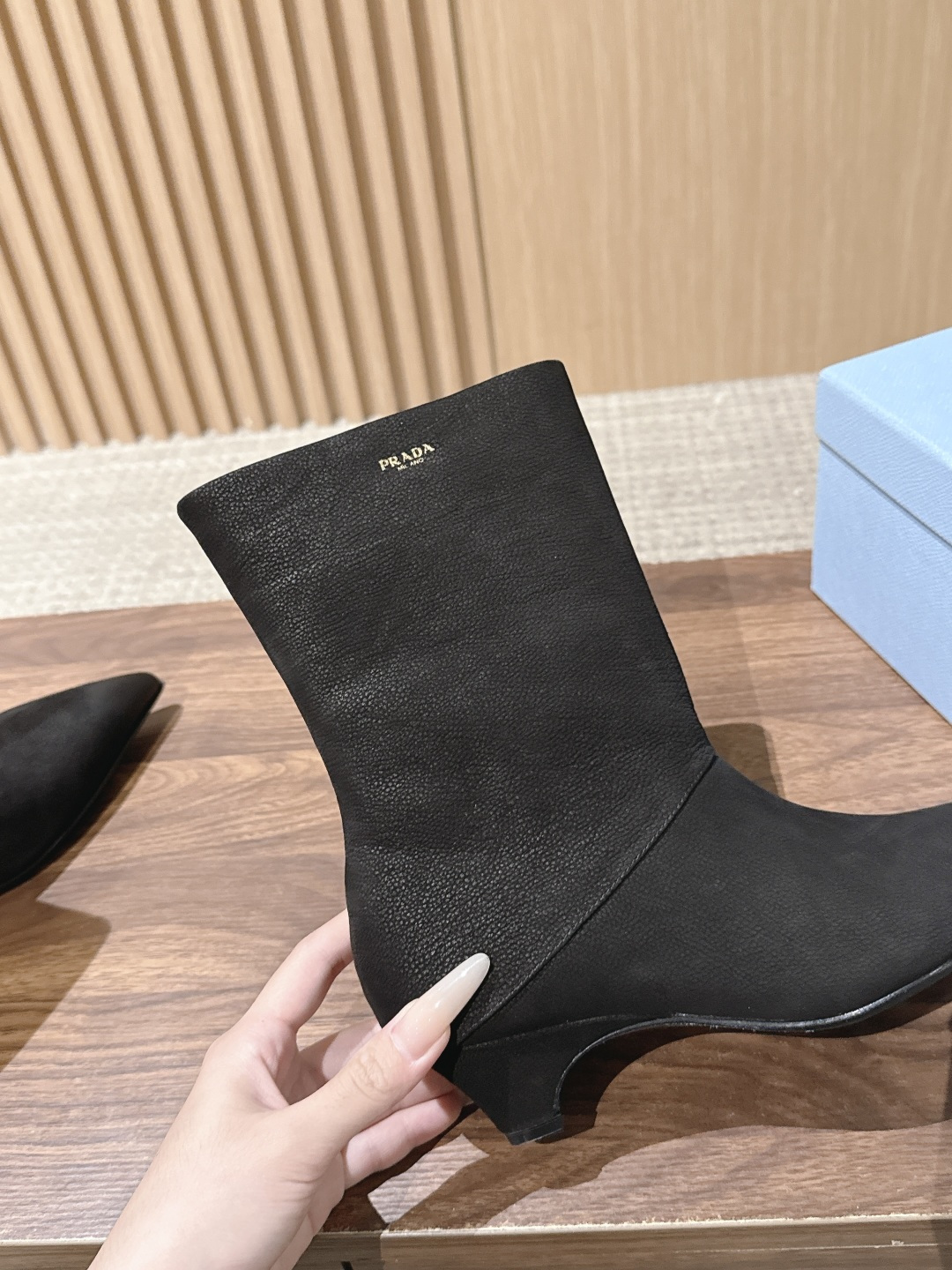 PRADA 普拉达秋冬新款小猫跟尖头法式短靴 简约时尚百搭 特定牛皮材质 羊皮里 真皮大底 Size：35-39（40/