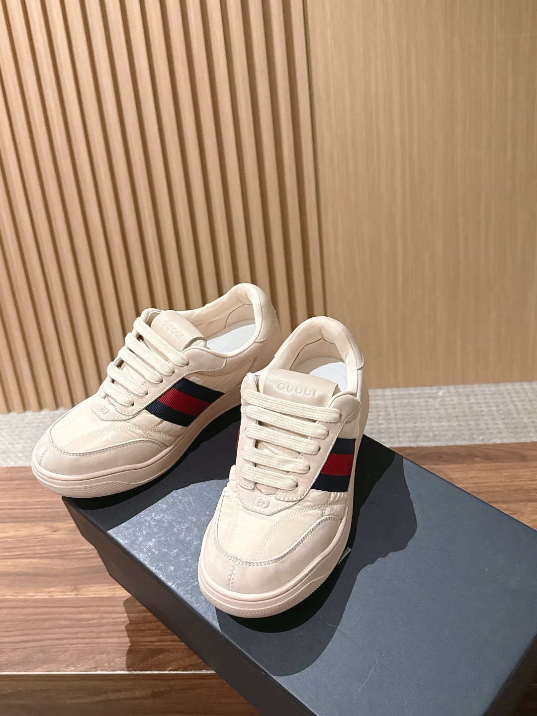 GUCCI 古驰新款休闲低帮鞋滑板鞋小白鞋 日常休闲穿搭超百搭！鞋底防滑，舒适又实用，无论牛仔裤还是休闲裤都能轻松驾驭，
