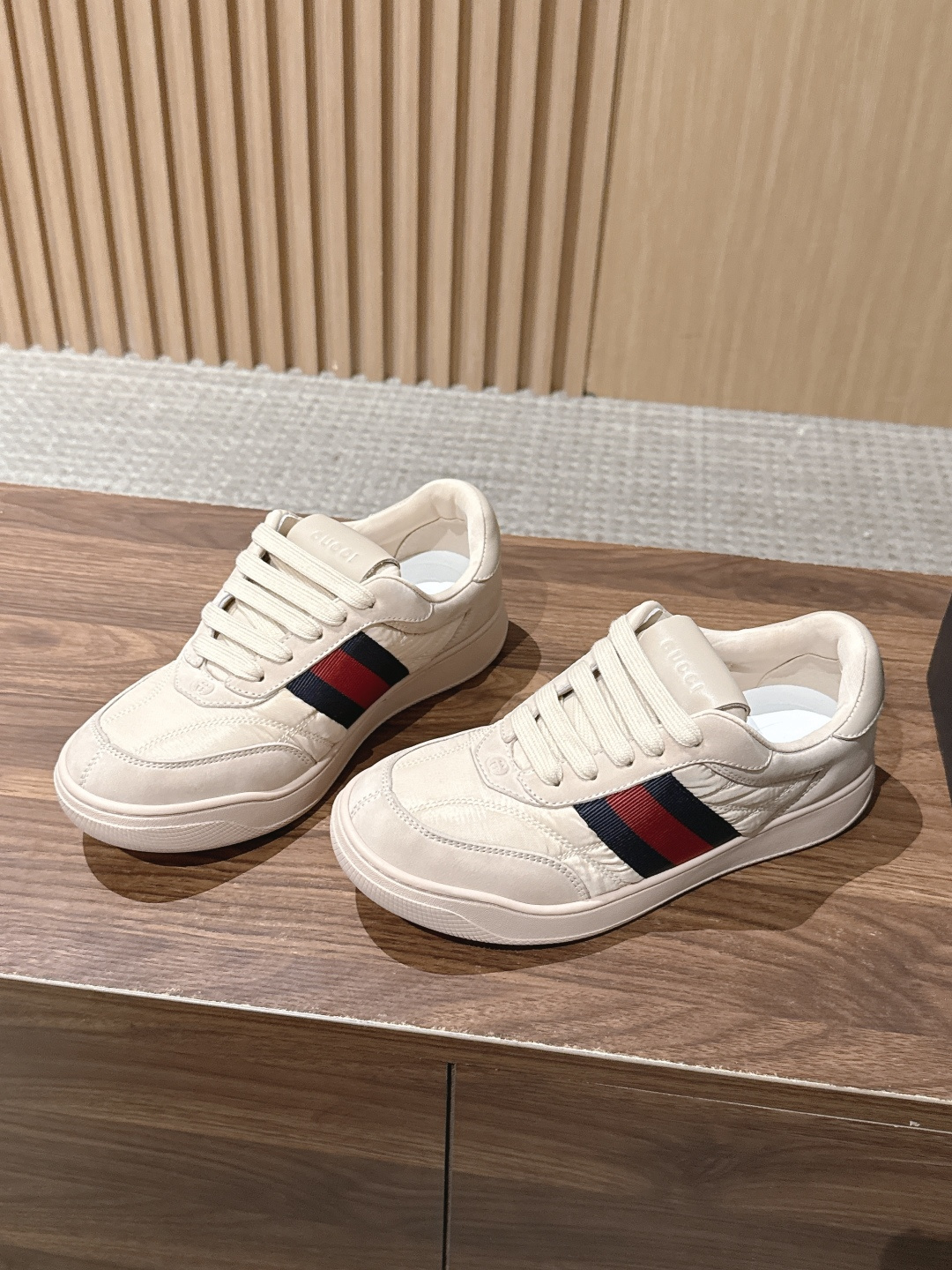 GUCCI 古驰新款休闲低帮鞋滑板鞋小白鞋 日常休闲穿搭超百搭！鞋底防滑，舒适又实用，无论牛仔裤还是休闲裤都能轻松驾驭，