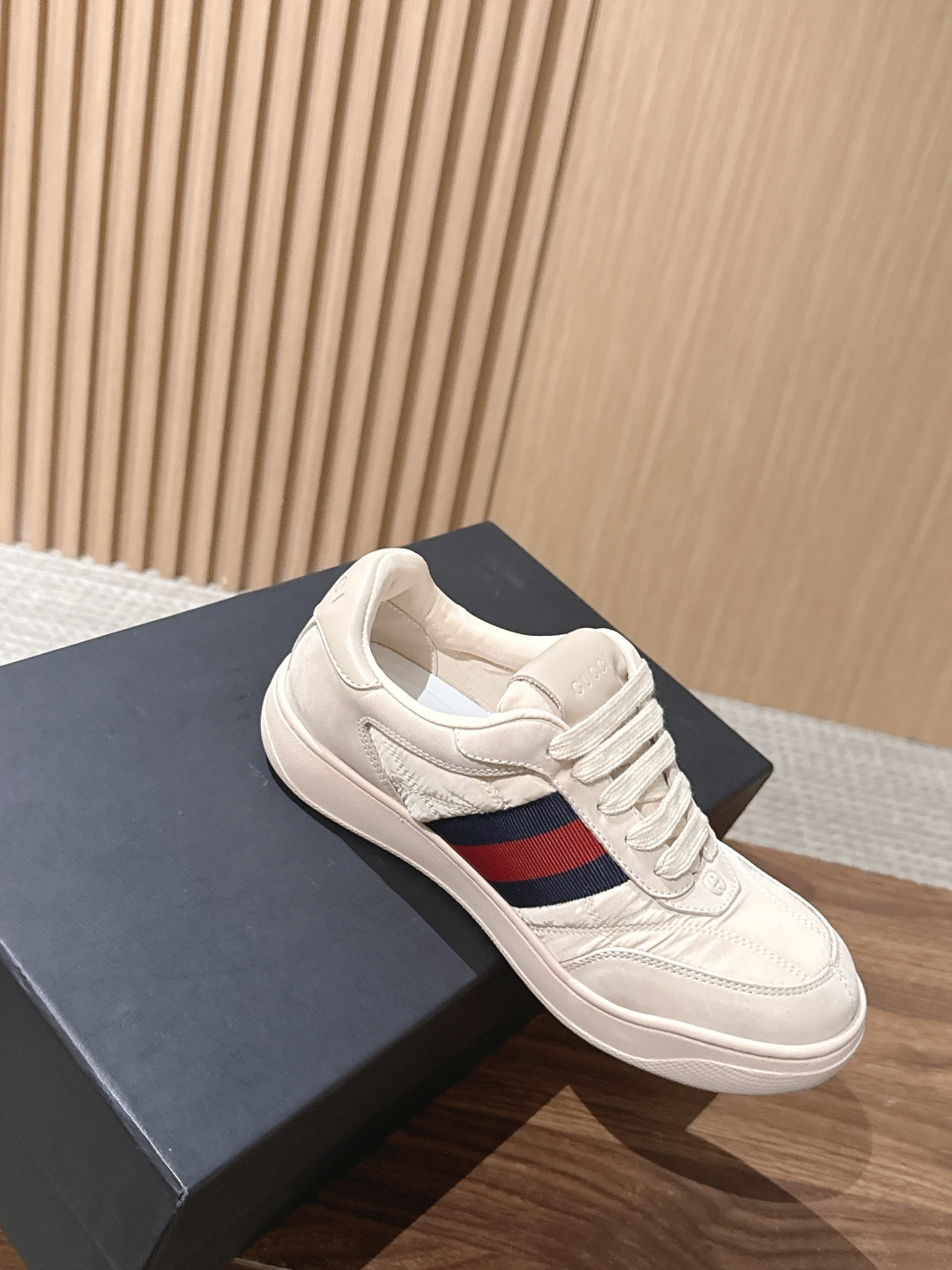 GUCCI 古驰新款休闲低帮鞋滑板鞋小白鞋 日常休闲穿搭超百搭！鞋底防滑，舒适又实用，无论牛仔裤还是休闲裤都能轻松驾驭，