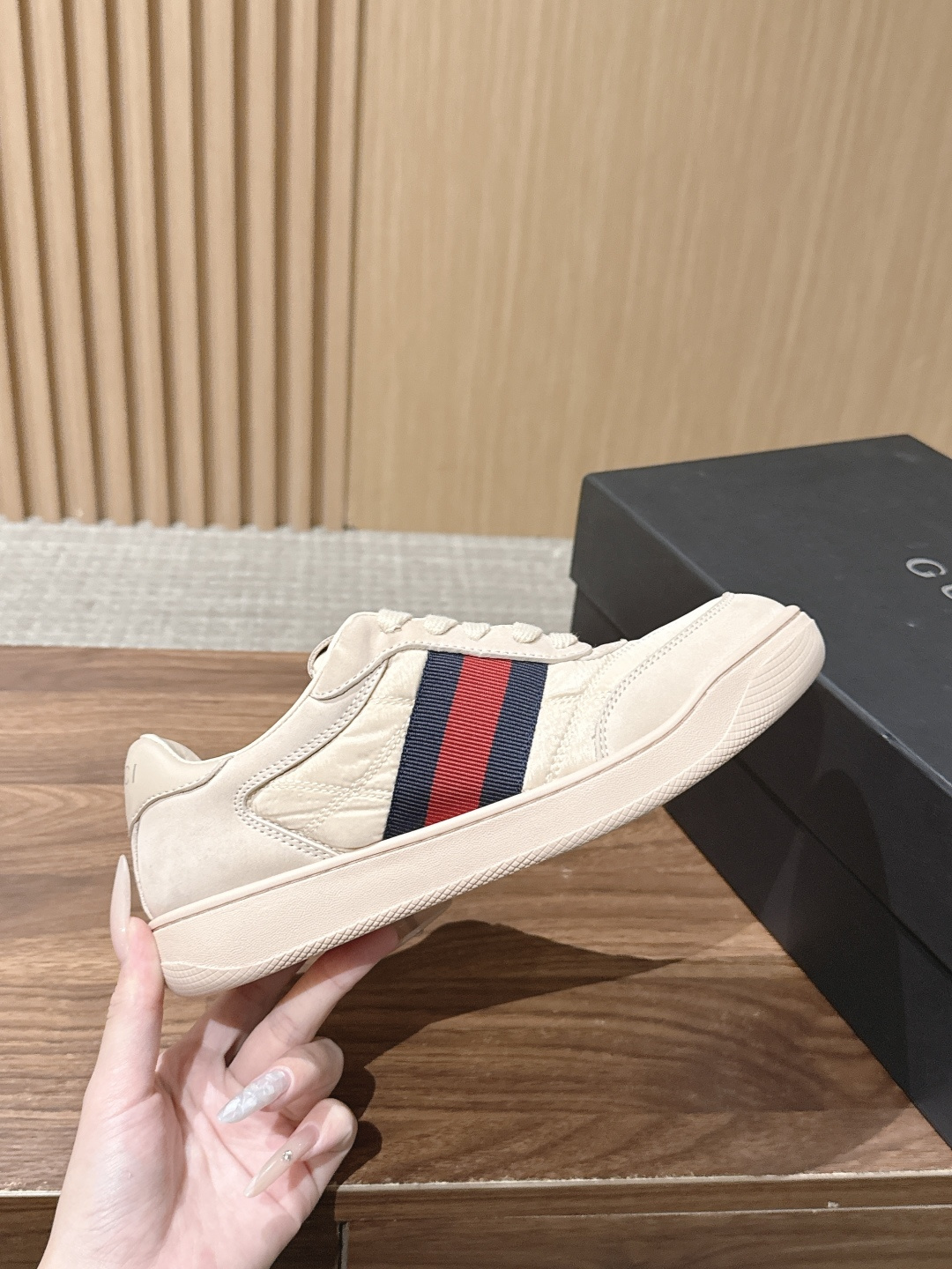 GUCCI 古驰新款休闲低帮鞋滑板鞋小白鞋 日常休闲穿搭超百搭！鞋底防滑，舒适又实用，无论牛仔裤还是休闲裤都能轻松驾驭，
