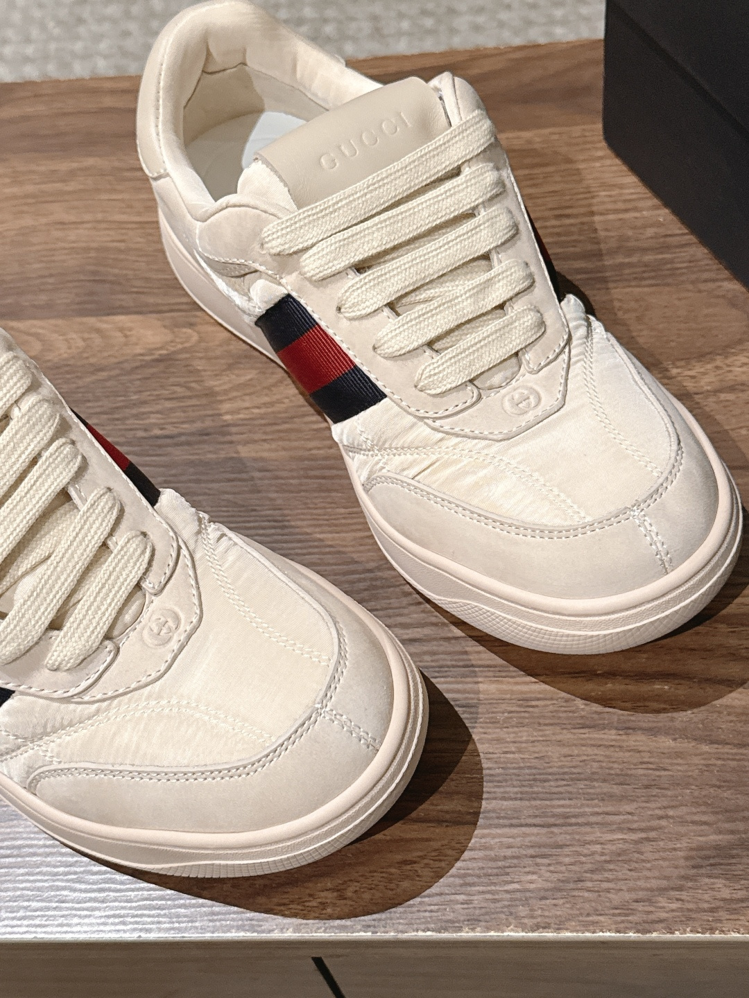GUCCI 古驰新款休闲低帮鞋滑板鞋小白鞋 日常休闲穿搭超百搭！鞋底防滑，舒适又实用，无论牛仔裤还是休闲裤都能轻松驾驭，