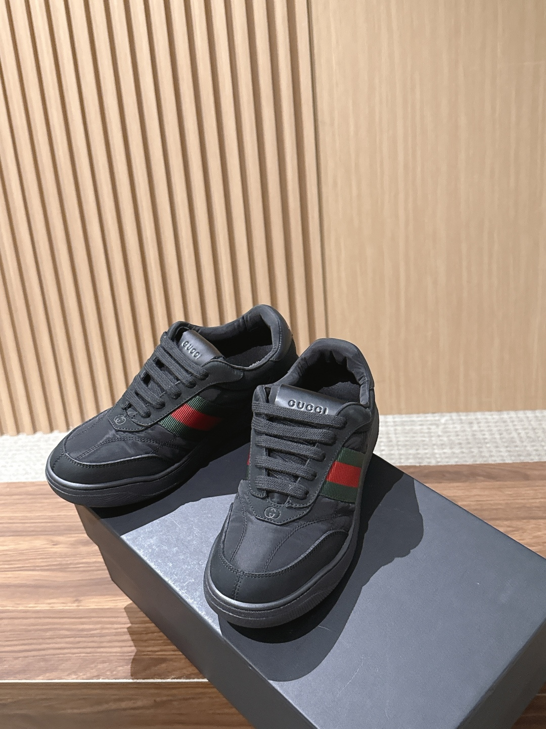 GUCCI 古驰新款休闲低帮鞋滑板鞋小白鞋 日常休闲穿搭超百搭！鞋底防滑，舒适又实用，无论牛仔裤还是休闲裤都能轻松驾驭，