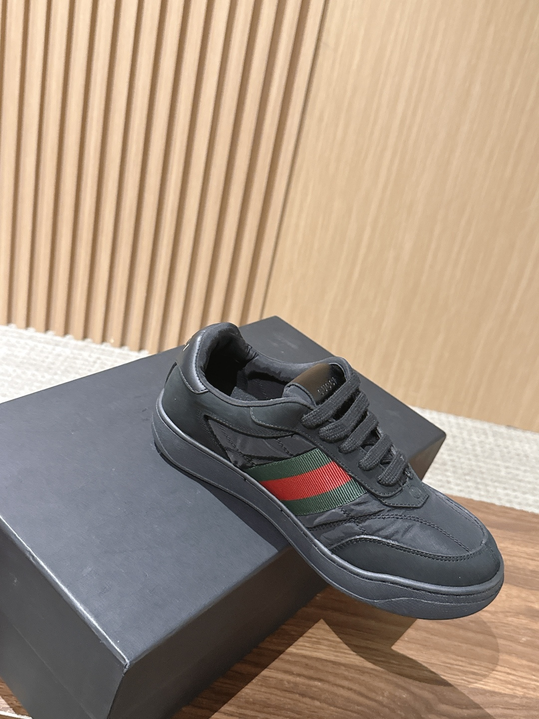 GUCCI 古驰新款休闲低帮鞋滑板鞋小白鞋 日常休闲穿搭超百搭！鞋底防滑，舒适又实用，无论牛仔裤还是休闲裤都能轻松驾驭，