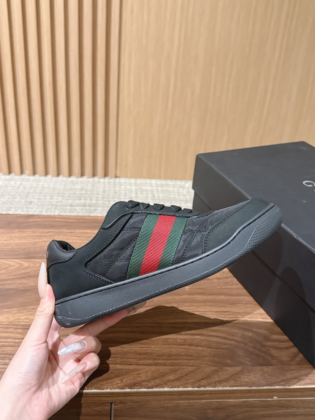 GUCCI 古驰新款休闲低帮鞋滑板鞋小白鞋 日常休闲穿搭超百搭！鞋底防滑，舒适又实用，无论牛仔裤还是休闲裤都能轻松驾驭，