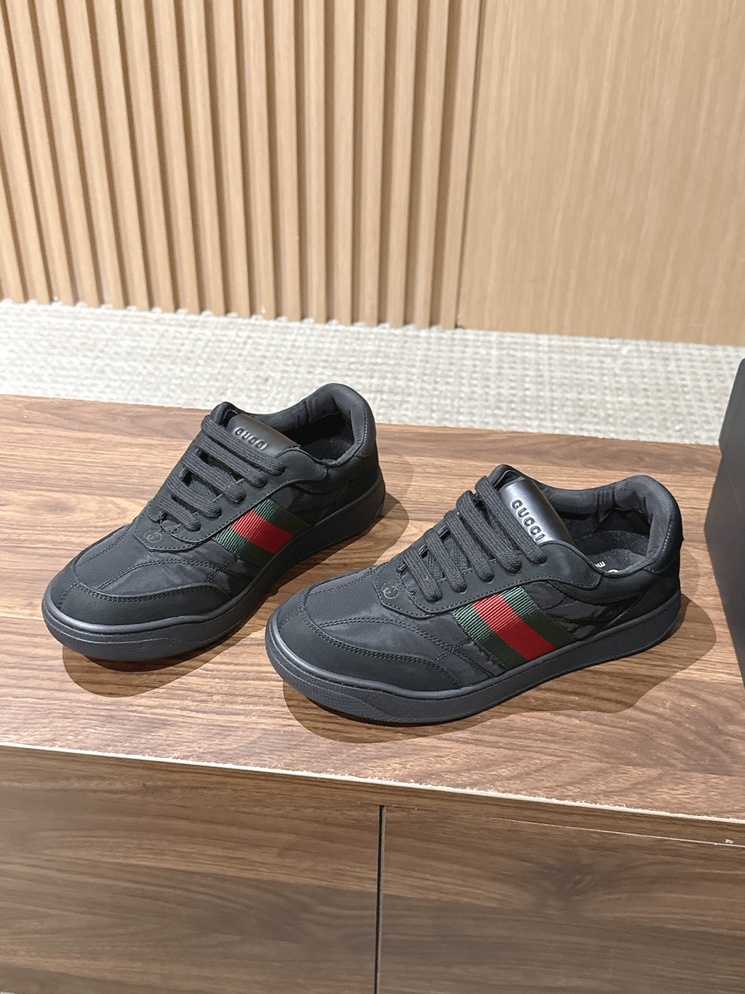GUCCI 古驰新款休闲低帮鞋滑板鞋小白鞋 日常休闲穿搭超百搭！鞋底防滑，舒适又实用，无论牛仔裤还是休闲裤都能轻松驾驭，
