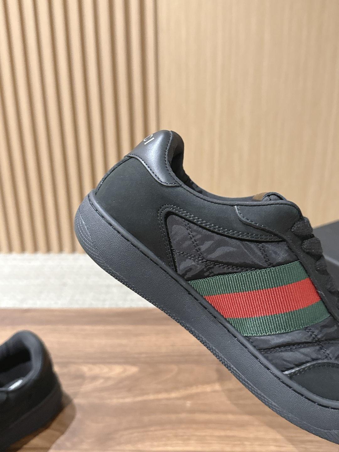 GUCCI 古驰新款休闲低帮鞋滑板鞋小白鞋 日常休闲穿搭超百搭！鞋底防滑，舒适又实用，无论牛仔裤还是休闲裤都能轻松驾驭，