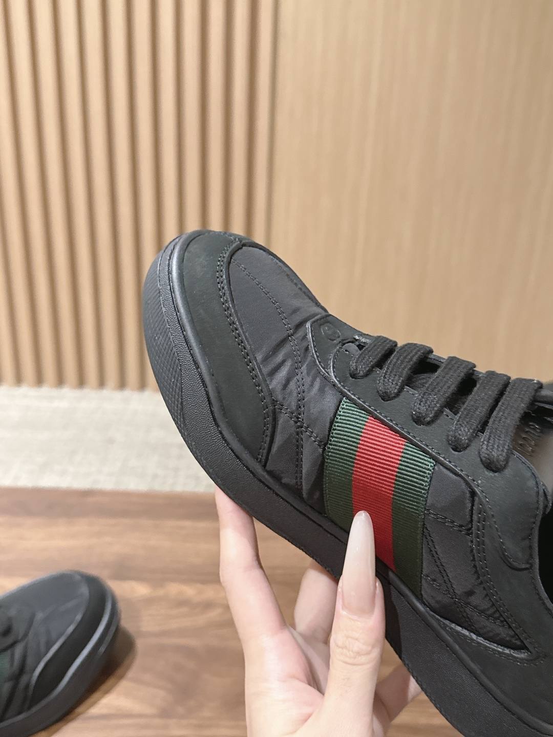 GUCCI 古驰新款休闲低帮鞋滑板鞋小白鞋 日常休闲穿搭超百搭！鞋底防滑，舒适又实用，无论牛仔裤还是休闲裤都能轻松驾驭，