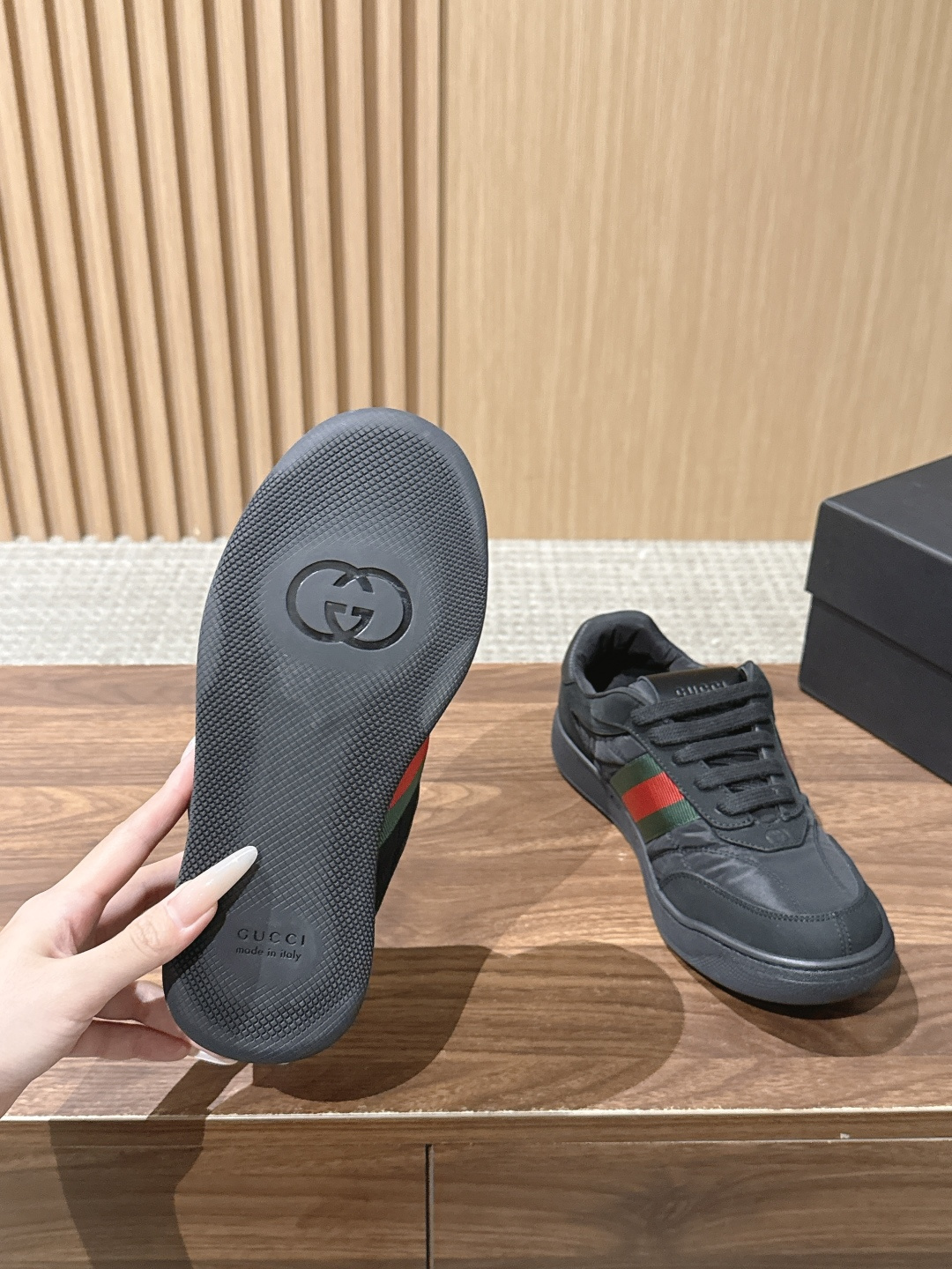 GUCCI 古驰新款休闲低帮鞋滑板鞋小白鞋 日常休闲穿搭超百搭！鞋底防滑，舒适又实用，无论牛仔裤还是休闲裤都能轻松驾驭，