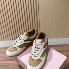 MIU MIU 缪缪早秋新款复古拼色德训鞋 自带温柔复古的松弛氛围感,不同材质拼接打造层次质感,小巧流苏配饰点缀鞋带,简 MIU MIU 缪缪早秋新款复古拼色德训鞋 自带温柔复古的松弛氛围感,不同材质拼接打造层次质感,小巧流苏配饰点缀鞋带,简