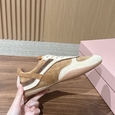 MIU MIU 缪缪早秋新款复古拼色德训鞋 自带温柔复古的松弛氛围感,不同材质拼接打造层次质感,小巧流苏配饰点缀鞋带,简 MIU MIU 缪缪早秋新款复古拼色德训鞋 自带温柔复古的松弛氛围感,不同材质拼接打造层次质感,小巧流苏配饰点缀鞋带,简