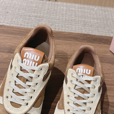 MIU MIU 缪缪早秋新款复古拼色德训鞋 自带温柔复古的松弛氛围感,不同材质拼接打造层次质感,小巧流苏配饰点缀鞋带,简 MIU MIU 缪缪早秋新款复古拼色德训鞋 自带温柔复古的松弛氛围感,不同材质拼接打造层次质感,小巧流苏配饰点缀鞋带,简