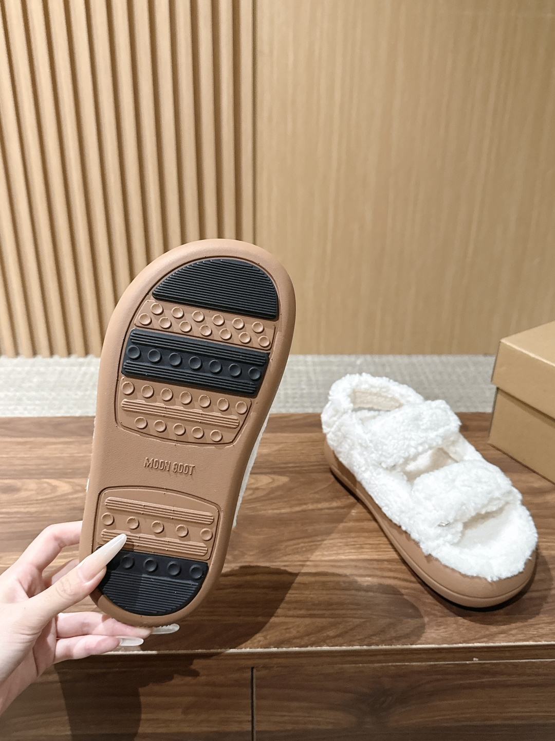 MOON BOOT焦糖羊羔毛厚底拖鞋 美拉德风毛毛拖鞋太好搭 焦糖棕泰迪毛绒鞋面氛围感直接拉满 双条魔术贴绑带可以自由调
