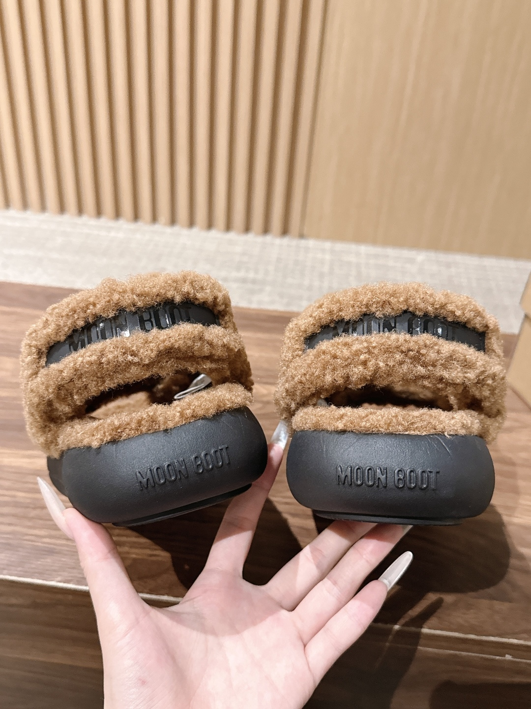 MOON BOOT焦糖羊羔毛厚底拖鞋 美拉德风毛毛拖鞋太好搭 焦糖棕泰迪毛绒鞋面氛围感直接拉满 双条魔术贴绑带可以自由调