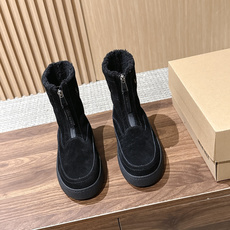 MOON BOOT 秋冬新款前拉链短款雪地靴 酷感全黑麂皮雪地靴 哑光黑反绒靴身高级低调,靴口一圈羊羔毛内里外翻,柔和中 MOON BOOT 秋冬新款前拉链短款雪地靴 酷感全黑麂皮雪地靴 哑光黑反绒靴身高级低调,靴口一圈羊羔毛内里外翻,柔和中